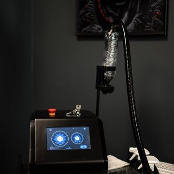 profesionalus tatuiruotės koregavimas naudojant rėmoverį