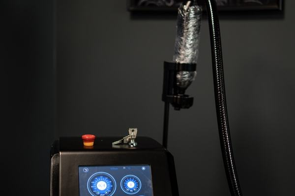 tattoo lightening procedure using remover solution