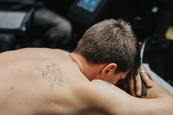 tatuiruotės šviesinimas lazeriu procedūros metu studijoje