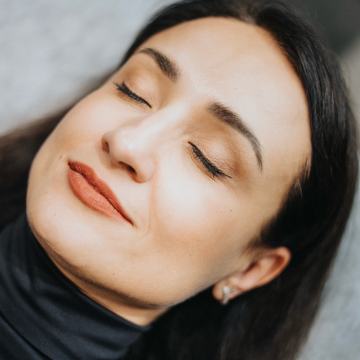 lazerinis permanentinio makiažo šviesinimas antakių srityje