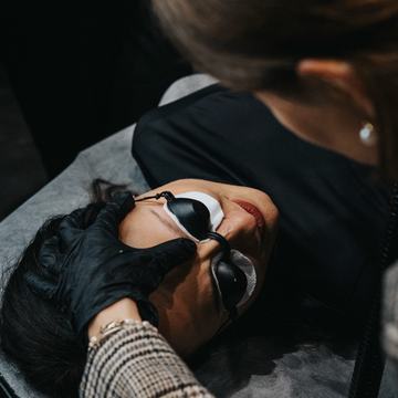 lazerinis permanentinio makiažo šviesinimas antakių srityje