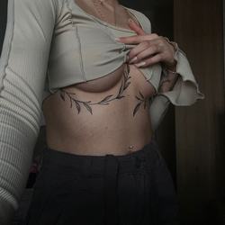 Tatuiruotės ant krūtinės moterims