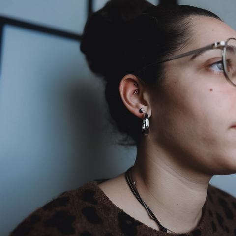 Rook ir ausies spenelio vėrimai - harmoningas derinys, išryškinantis ausies reljefą ir suteikiantis kompozicijai daugiau gylio. Preciziškas atlikimas, sterilios sąlygos ir dėmesingas požiūris į gijimo procesą.