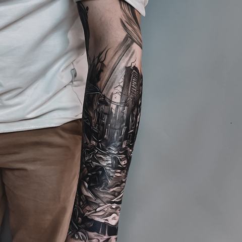 Tamsių tonų tatuiruotė ant dilbio pasižymi tankia, sluoksniuota kompozicija, kurioje susilieja organiškos formos, smulkios detalės ir gilūs šešėliai, suteikiantys darbui stipraus vizualinio gylio.
