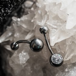 Titano papuošalai auskarų vėrimui: kodėl tai geriausias pasirinkimas