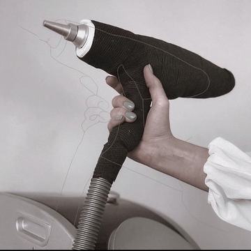 Tatuiruotės šviesinimo procedūra ant modelio