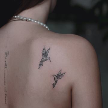 Kregždžių tatuiruotė ant peties