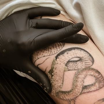 Tatuiruotės šviesinimo procedūra ant modelio