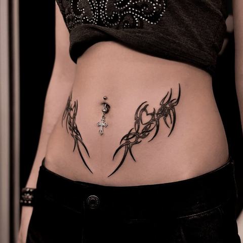 Navel piercing: an elegant body piercing that highlights the natural contours of the abdomen and adds a refined accent to the overall look.