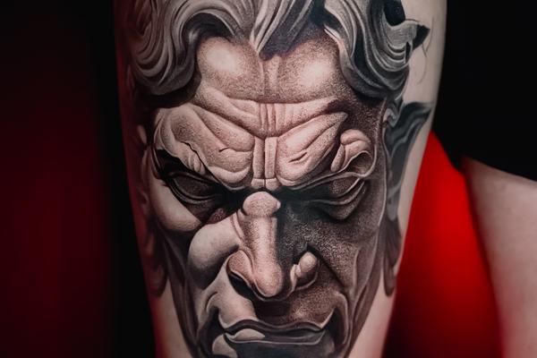 Juodai pilkas vyro portretas ant žasto