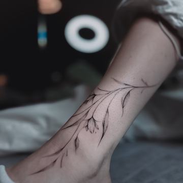 Augalinė tatuiruotė ant čiurnos