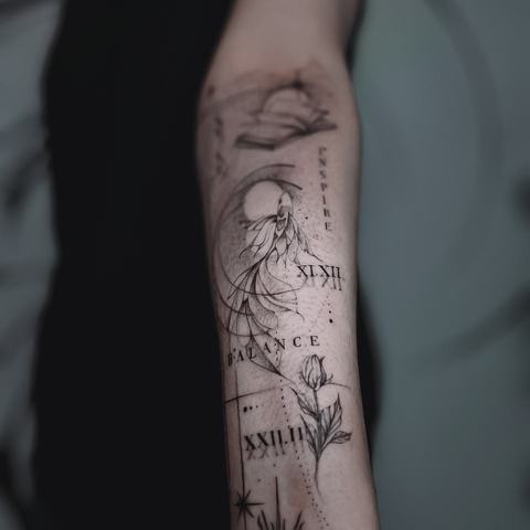 Lengva linijinė tatuiruotė ant dilbio primena natūralų botaninį eskizą: plonos šakelės, smulkūs lapai ir subtilūs žiedų motyvai kuria lengvą, neperkrautą kompoziciją.
