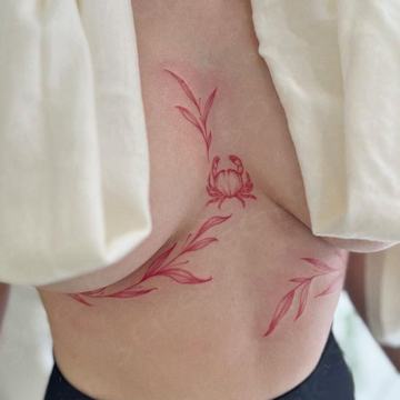 Tatuiruotės ant krūtinės moterims
