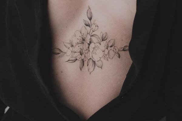 Tatuiruotės ant krūtinės moterims