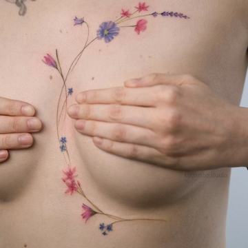 Tatuiruotės ant krūtinės moterims