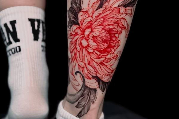 Raudona gėlės tatuiruotė ant blauzdos