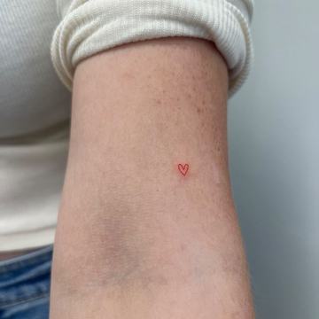 Mažos tatuiruotės moterims ant rankos