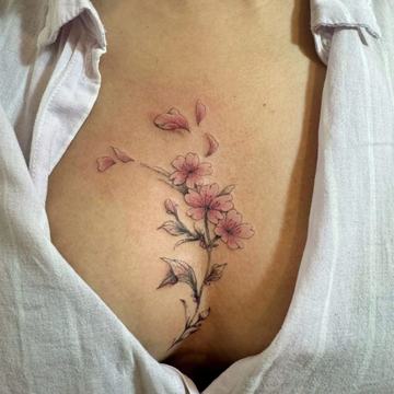 Tatuiruotės ant krūtinės moterims