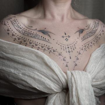 Tatuiruotės ant krūtinės moterims