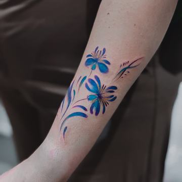 Mėlyna ornamentinė tatuiruotė ant dilbio