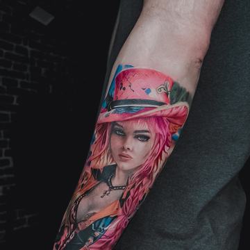Spalvinga portretinė tatuiruotė ant dilbio
