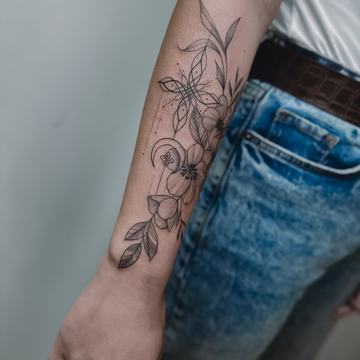 Gėlių tatuiruotė ant dilbio