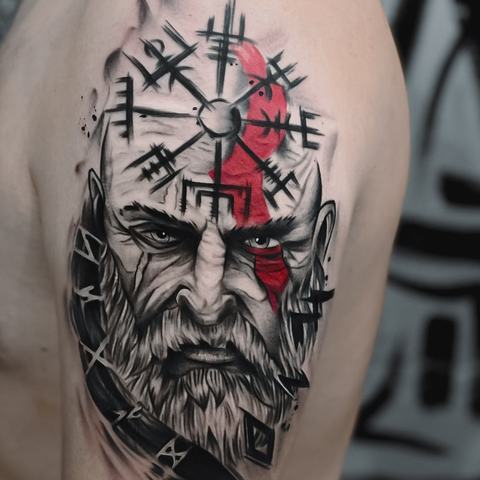 Charakteringa juodai pilka tatuiruotė ant žasto, vaizduojanti griežtų bruožų vyro portretą, papildytą simboliniais runų elementais ir išraiškingu raudonu akcentu.